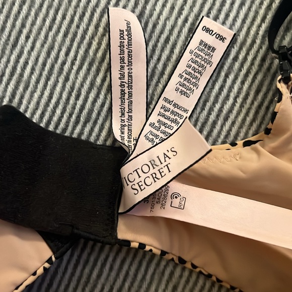 Victoria’s. Secret Lightly Lined Demi T Shirt Bra Leopard Print Logo Straps 36 D - Picture 2 of 4